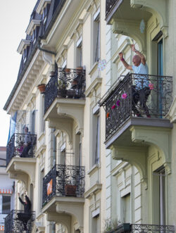 Bewohner des Laenggassquartiers turnen auf ihren Balkonen, waehrend einem improvisierten Fitnesstraining, am Samstag, 4. April 2020 in Bern. (KEYSTONE/Peter Klaunzer)